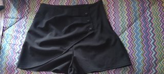 Shorts neri con bottoni
