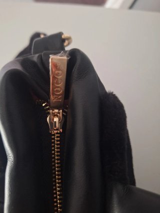 Bolso Negro NOCO con detalles de pelo