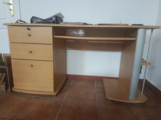 Scrivania in legno con cassetti e ruote