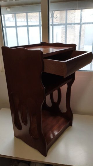 MESA ANTIGUA PARA TELÉFONO