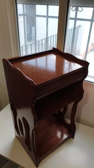 MESA ANTIGUA PARA TELÉFONO