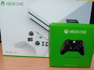 Xbox One S 500 GB con 2 controller wireless.