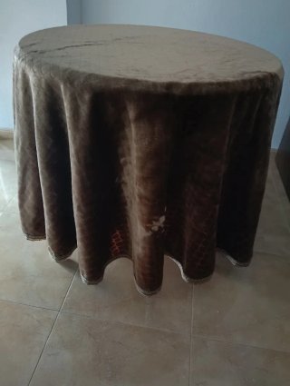 Mesa Camilla y 2 Sillas de Madera