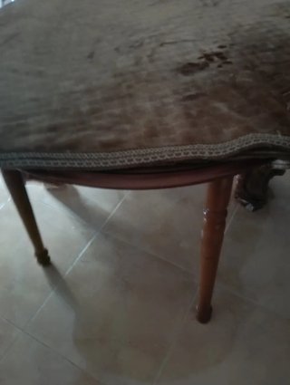 Mesa Camilla y 2 Sillas de Madera