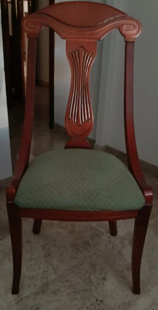 Mesa Camilla y 2 Sillas de Madera