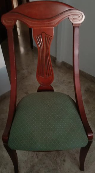 Mesa Camilla y 2 Sillas de Madera
