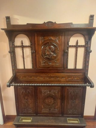 Recibidor, banco y dos sillas de madera antiguos