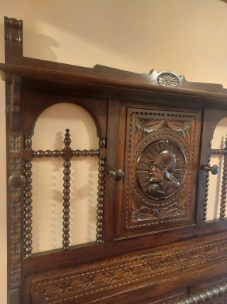 Recibidor, banco y dos sillas de madera antiguos