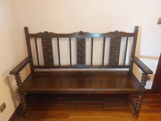 Recibidor, banco y dos sillas de madera antiguos
