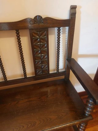 Recibidor, banco y dos sillas de madera antiguos