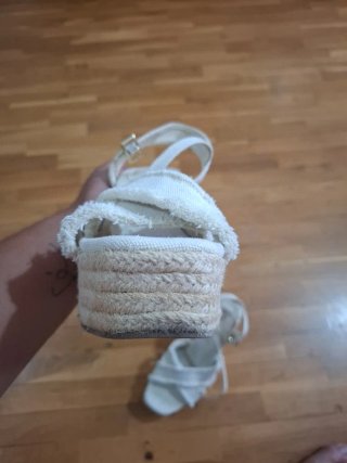 Sandalias de cuña blancas