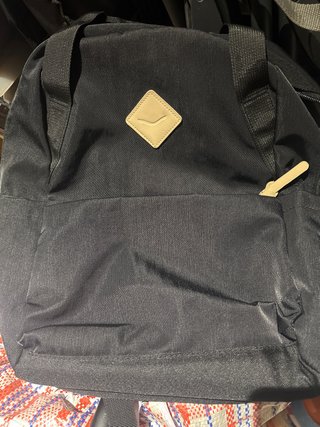 Mochila negra con logo de cuero