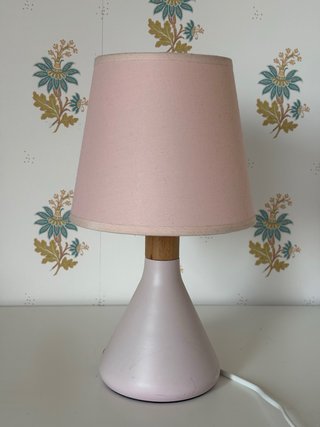 Lámpara de mesa rosa