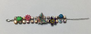 Pulsera estilo boho chic con mariposa y flores