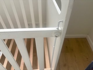 Cuna de bebé blanca con osito