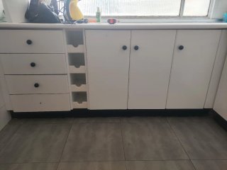 Muebles de cocina blanco y negro