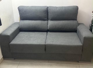 Sofá de dos plazas gris