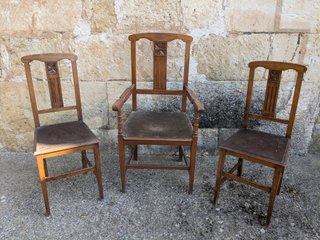 Sillón y 2 sillas madera y cuero repujado