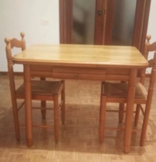 Mesa Extensible y 2 Sillas de Madera