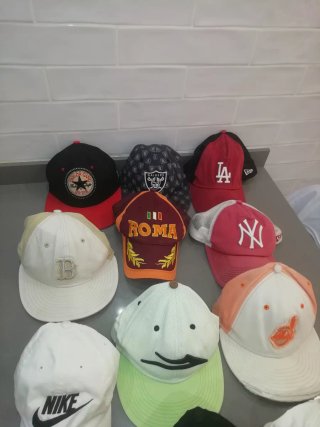 Lote de gorras de marcas variadas