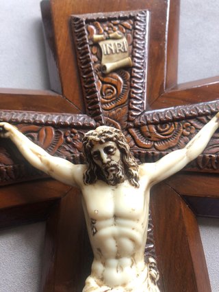 Crucifijo de madera con figura INRI