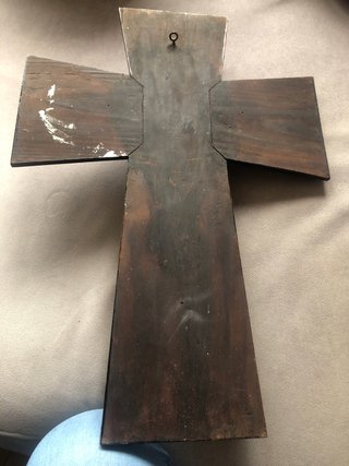 Crucifijo de madera con figura INRI