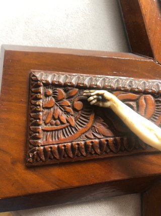 Crucifijo de madera con figura INRI