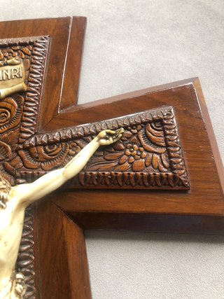 Crucifijo de madera con figura INRI
