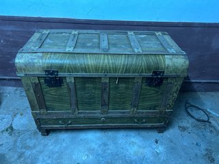 Baúl Antiguo de Madera