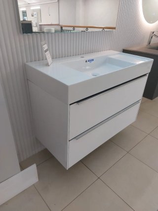 Mueble de baño blanco y cromo