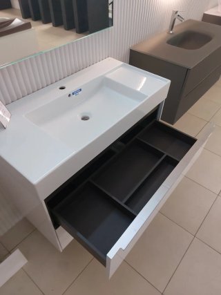Mueble de baño blanco y cromo