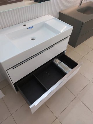 Mueble de baño blanco y cromo