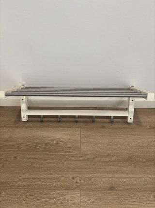 Perchero de pared con estante