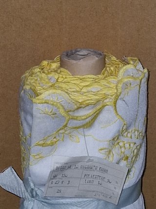 Rollo de Tela Blanca con Bordado Amarillo