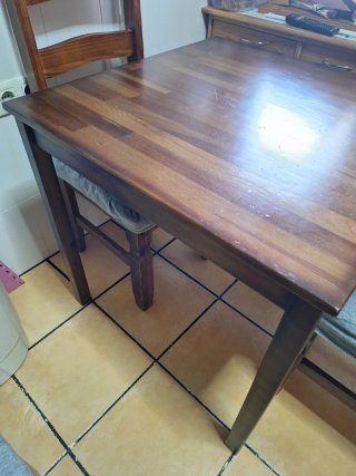 Mesa Cuadrada con 4 Sillas de Madera