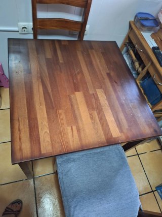 Mesa Cuadrada con 4 Sillas de Madera