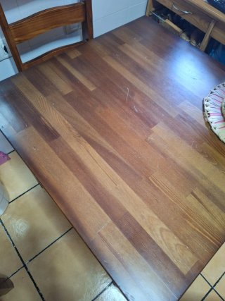 Mesa Cuadrada con 4 Sillas de Madera