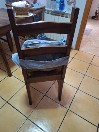 Mesa Cuadrada con 4 Sillas de Madera