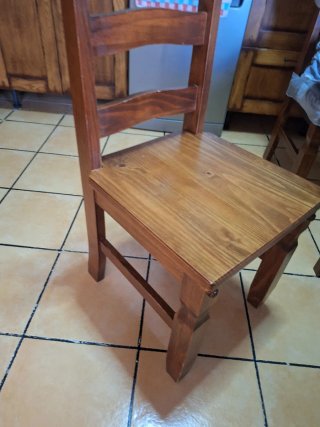Mesa Cuadrada con 4 Sillas de Madera