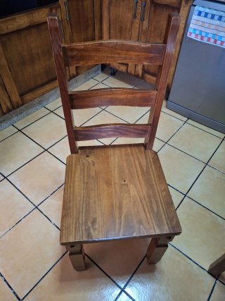 Mesa Cuadrada con 4 Sillas de Madera