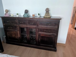 Aparador de madera oscuro para salón