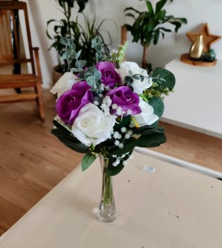 Ramo de Flores Artificiales con florero de vidrio