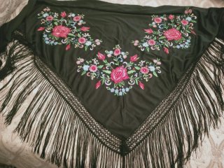 Mantón de Manila Negro Bordado.