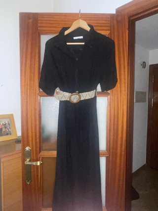 Vestido camisero negro con cinturón