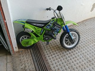 Moto de batería infantil Injusa Kawasaki