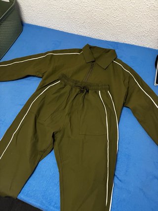 Conjunto chándal verde con detalles blancos