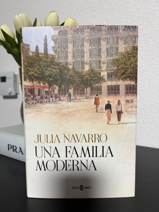 Una Familia Moderna - Julia Navarro