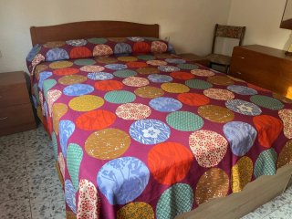 Habitación completa con cama y mesitas