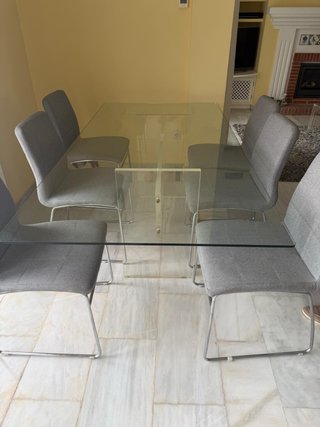 Mesa de comedor de cristal y metal