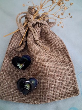 Orecchini a cuore in resina e fiori